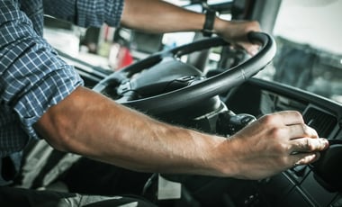 Mies ajamassa trukkia